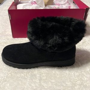 NWT never work black suede with black fur ankle boots by so.  Women’s size 6
